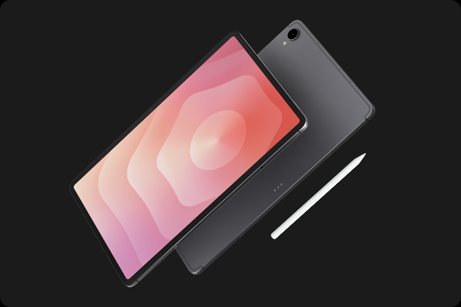 מבט מקדימה על מכשיר Galaxy Tab S11 מוטה מעט בזווית. מאחוריו, מכשיר Tab S11 נוסף חושף את החלק האחורי עם מצלמה ו-S Pen שמונח לצידו, כשהוא מדגיש את החזית האלגנטית ועיצוב הגב היוקרתי.
