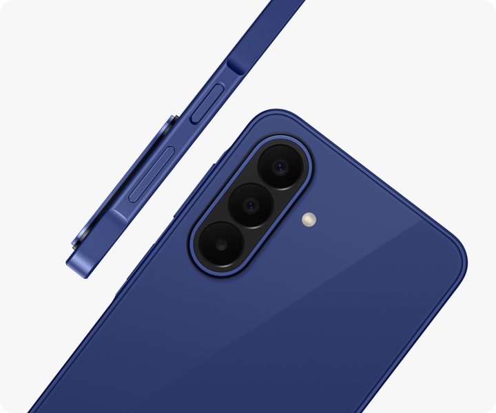 מכשיר Galaxy A27 5G בצבע כחול מוצג בזווית מאחור, להדגשת אזור המצלמה עם מערך שלוש המצלמות. Galaxy A27 5G נוסף בצבע כחול מוצג במבט מהצד, להדגשת העיצוב הדק.