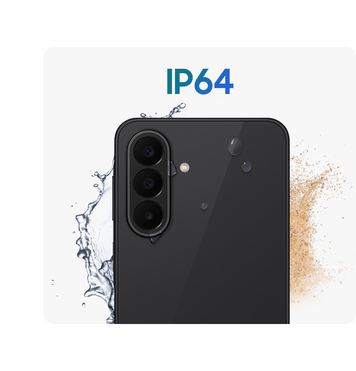 Galaxy A27 5G בצבע שחור מוצג מאחור, כשמסביבו נתזי מים ואבק שמדגישים את ההגנה בדירוג IP64.